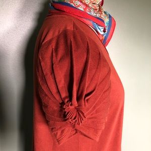SIMPLY VERA RUST COLOR TOP WITH SLEEVE DETAIL Sz M